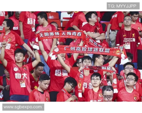 足球明星与球迷之间温暖瞬间展现真情与梦想的感动故事